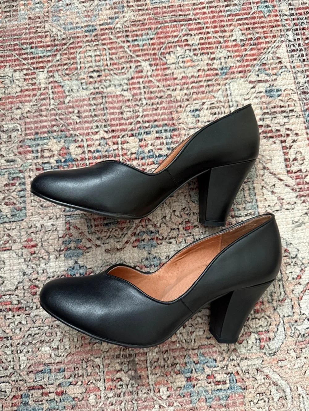 Women's Black Leather Pointed Toe Pumps - Picture 2 of 4